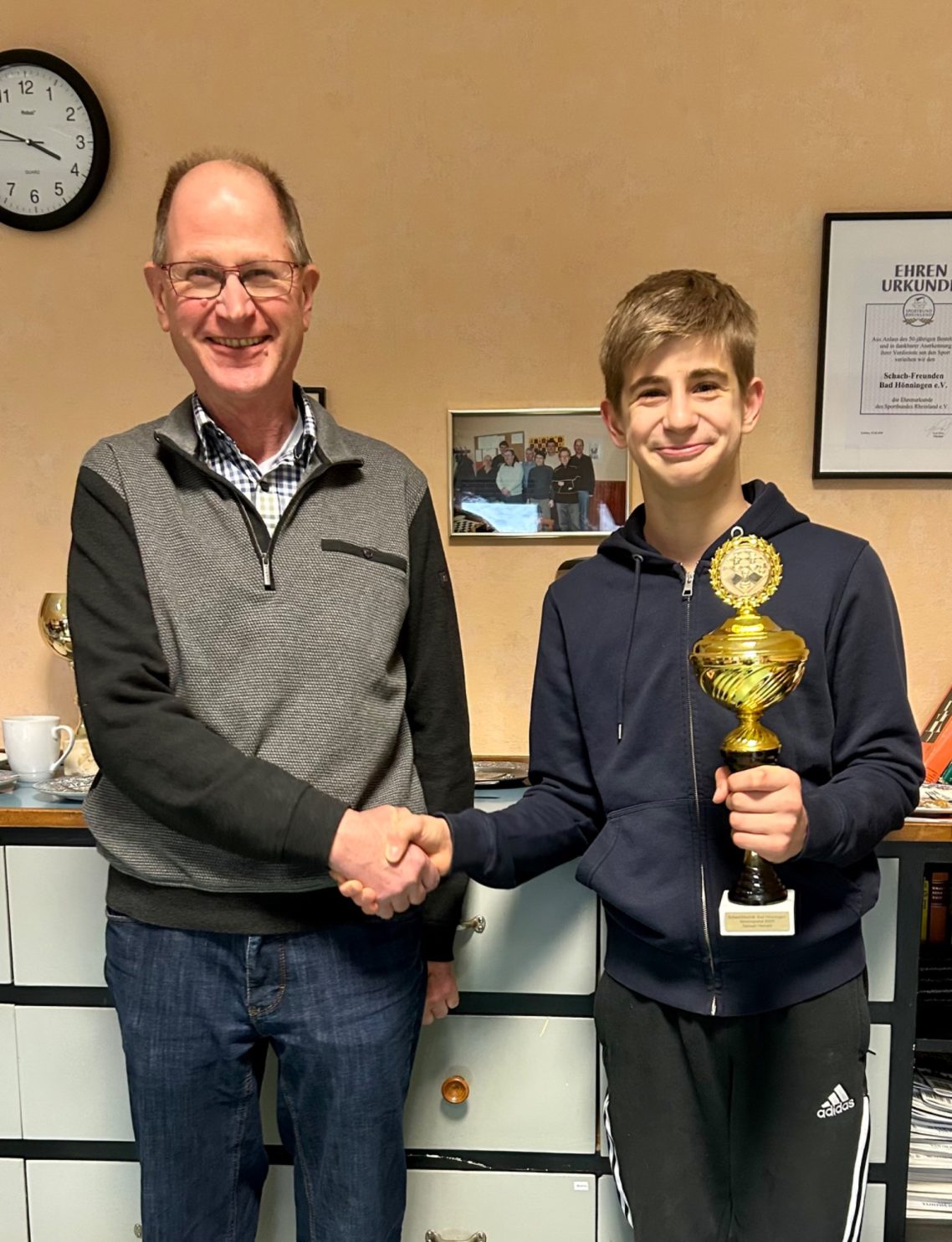 Günther überreicht den...