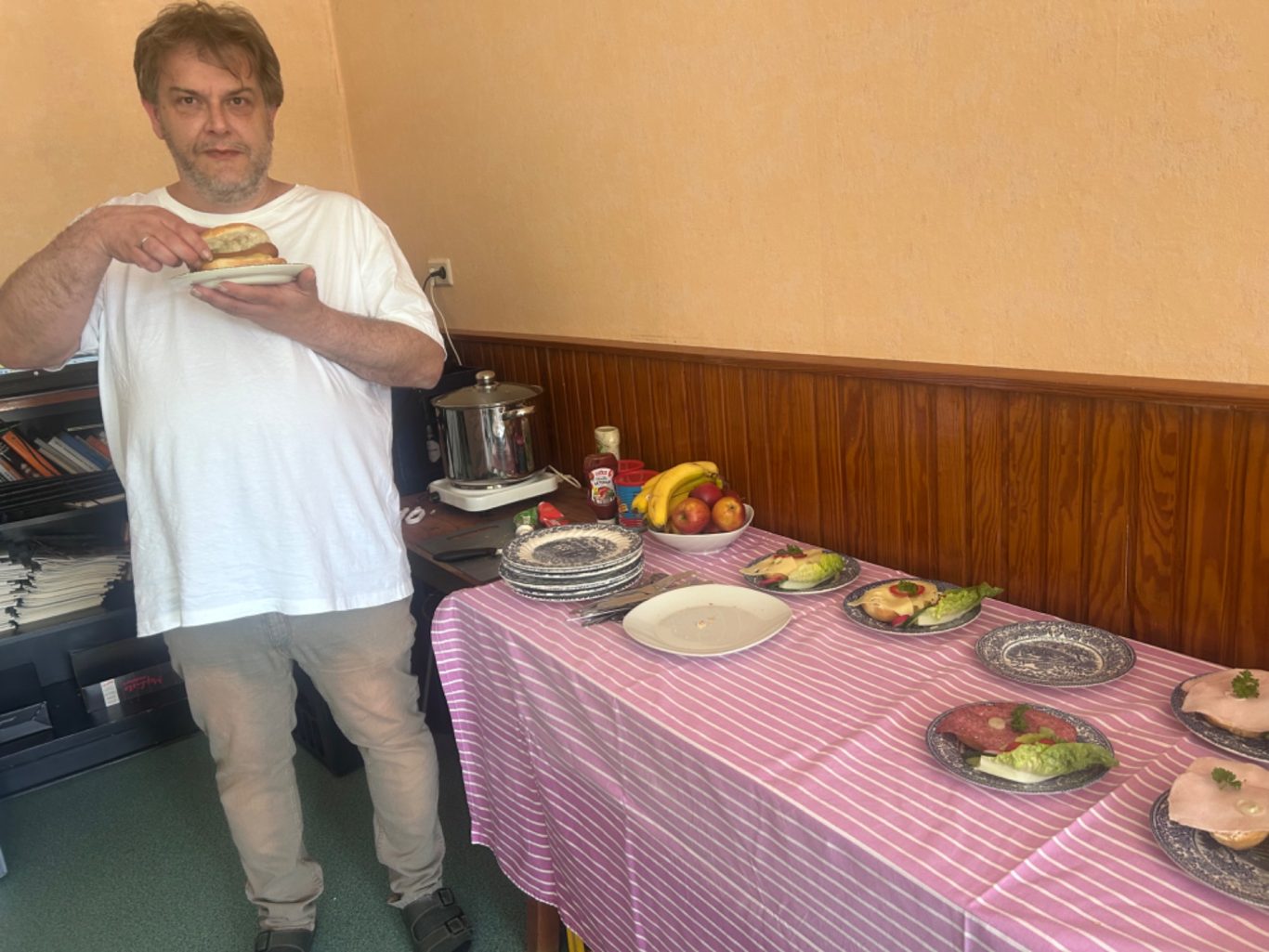 Patrick freut sich über das Buffet