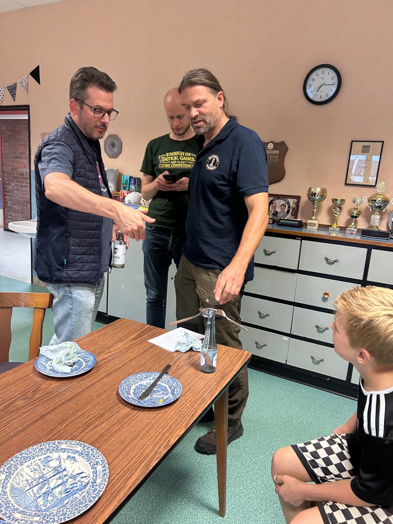 Als Physiklehrer erklärt Ralf...